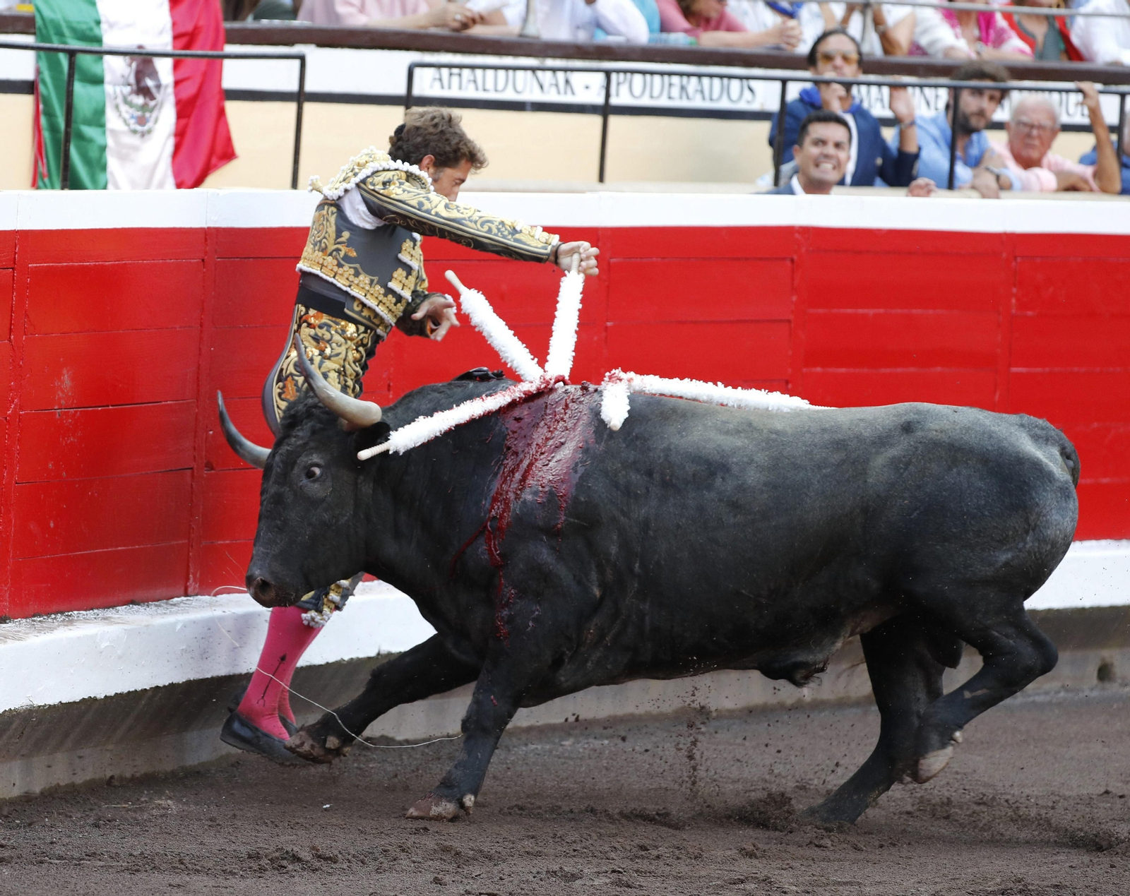 Manuel Escribano, en un par inverosímil por los adentros, que estremeció a los aficionados. Manuel Escribano, en un par inverosímil por los adentros, que estremeció a los aficionados.