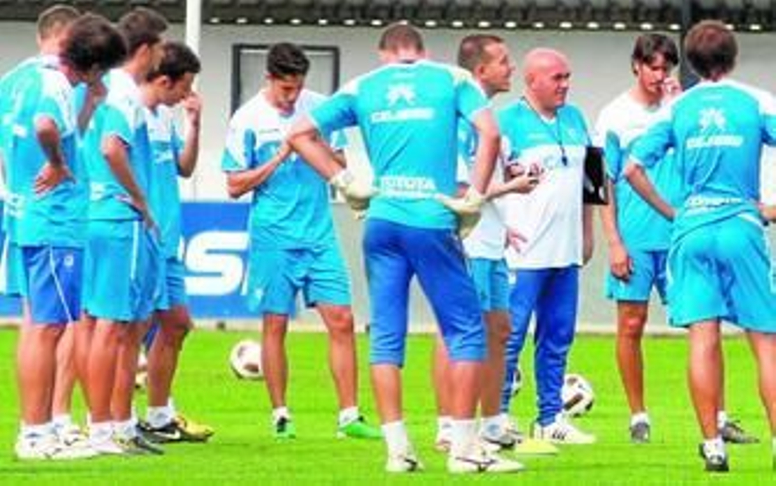 Miguel Ángel Campos charla con la plantilla recreativista.