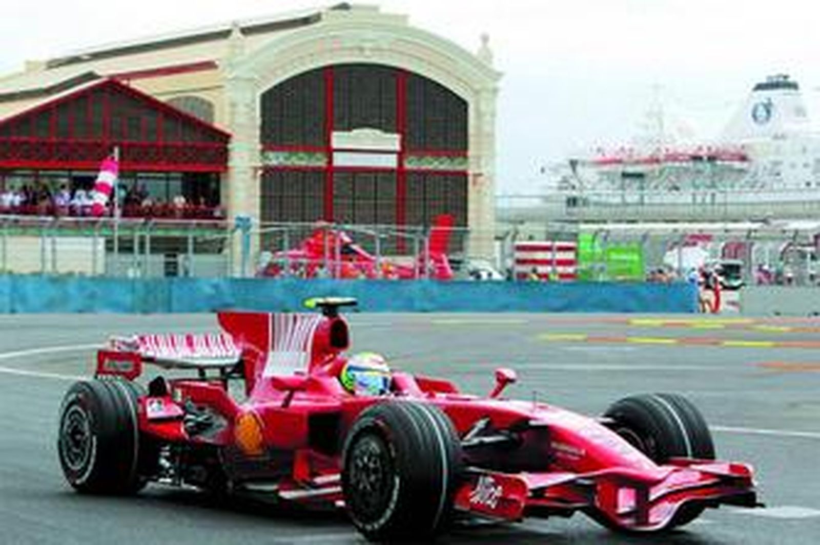 Felipe Massa, rodando ayer con su Ferrari en el circuito urbano de Valencia camino de la 'pole position'.