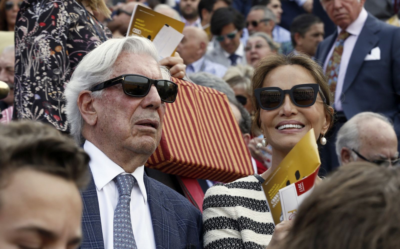 Mario Vargas Llosa e Isabel Preysler, en la Maestranza.