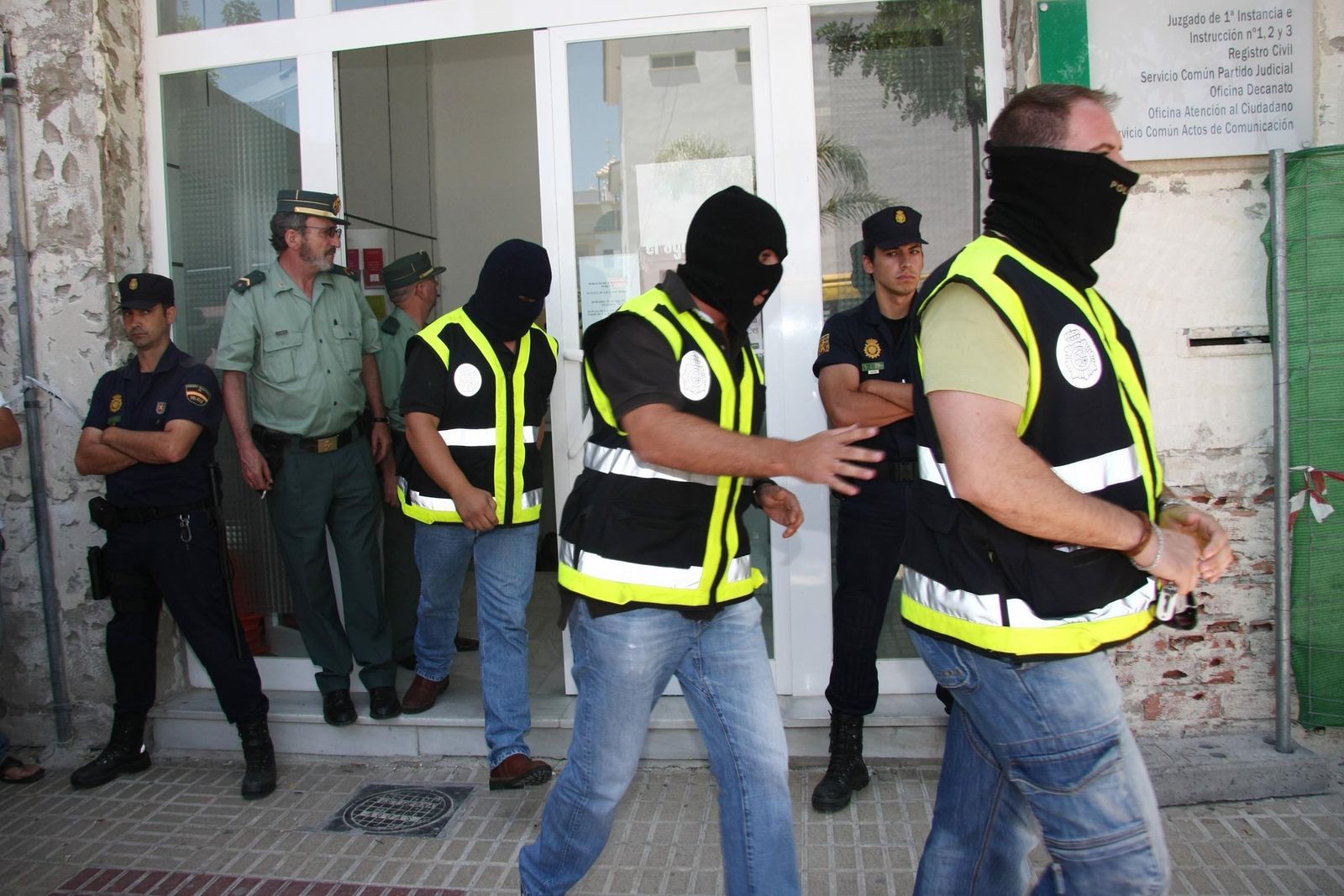 Policías y guardia civiles en las puertas de los juzgados de Estepona durante la operación en 2008.