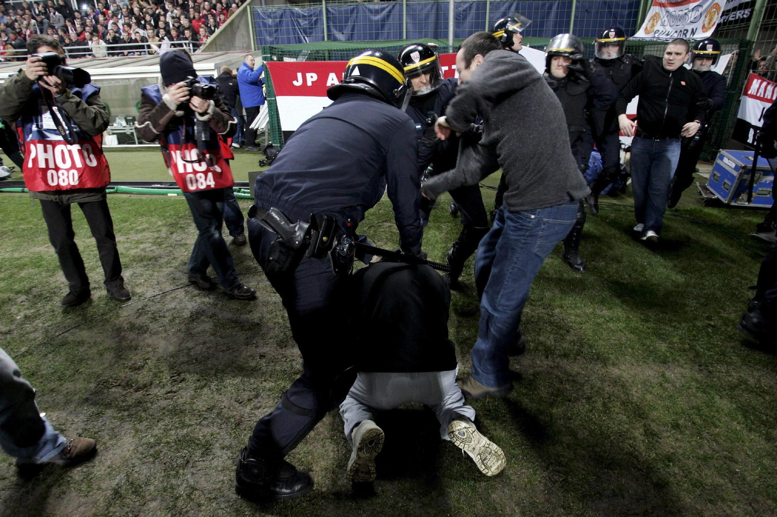 Intervención de la gendarmería francesa en el estadio Felix Bollaert en un partido de Champions.