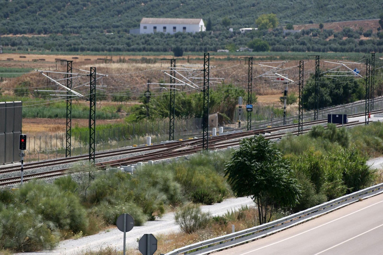 Vías de tren de Alta Velocidad en las inmediaciones de Tocón