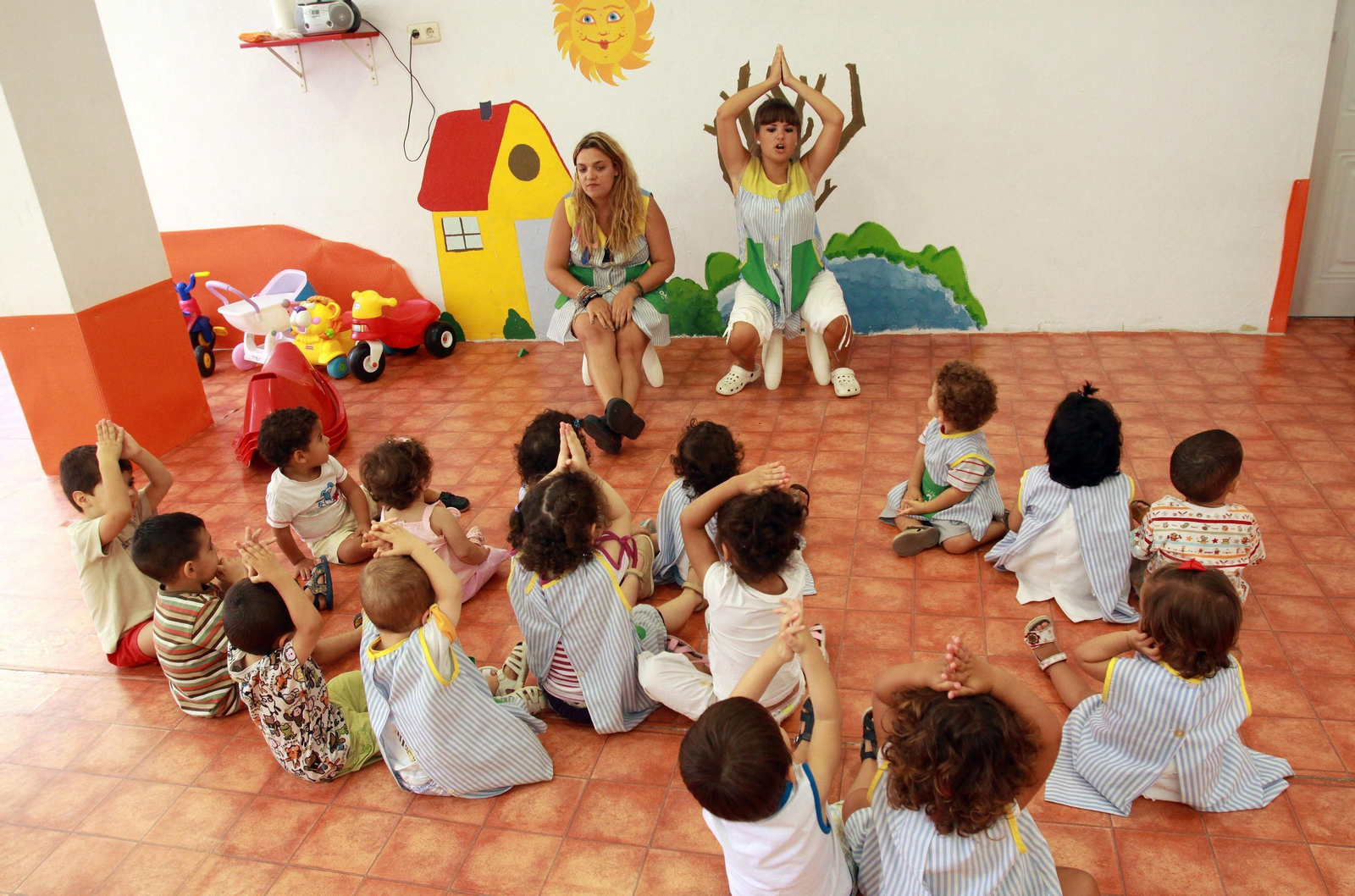 Dos educadoras en una clase de un centro de Educación Infantil.