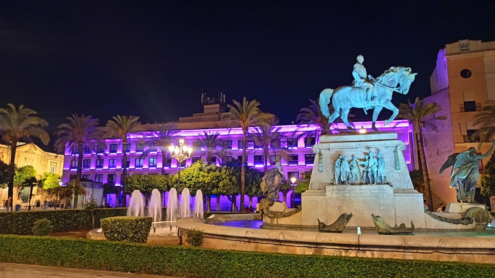 Iluminación de la Plaza del Arenal para el Día Mundial del lupus.