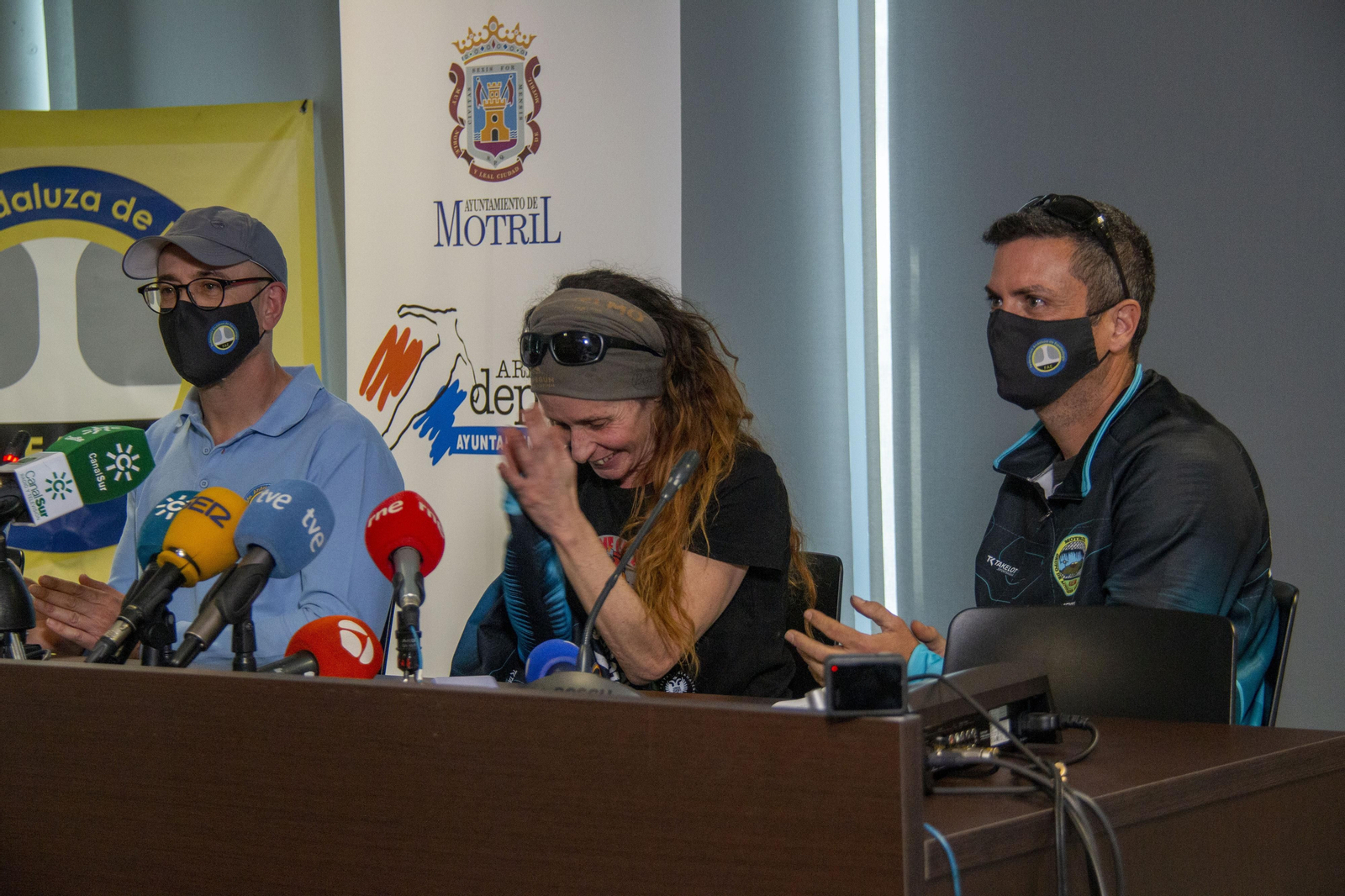 Así ha sido la salida de Beatriz Flamini tras 500 días en una cueva de Granada, en imágenes