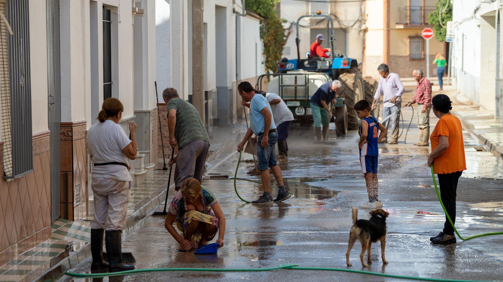 Limpieza en una calle de Marinaleda.