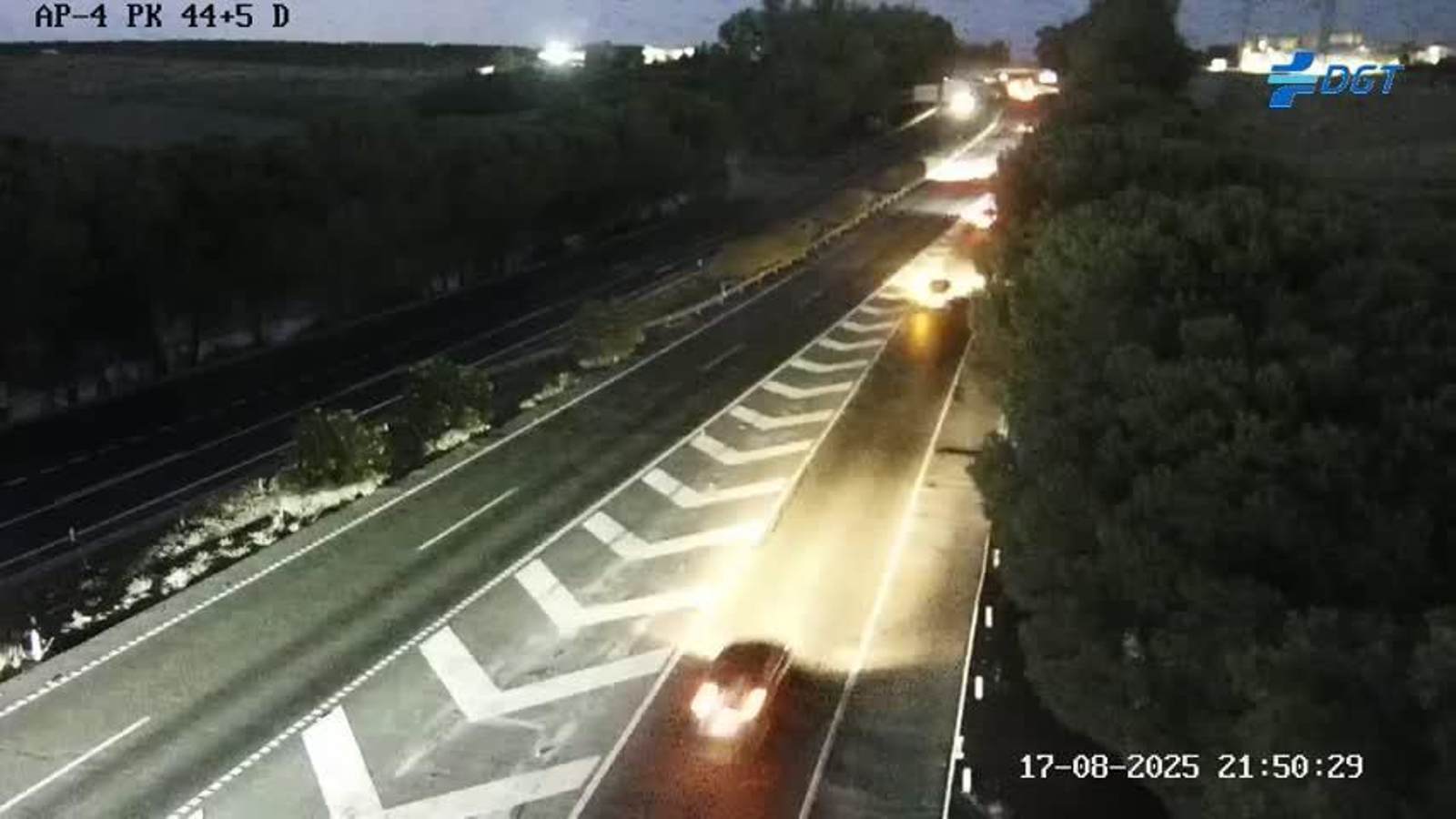Tráfico nocturno en la AP-4.