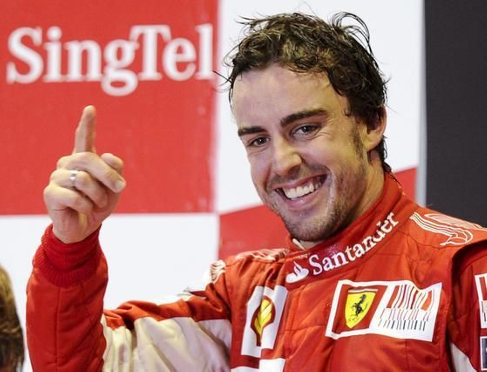 Fernando Alonso se acerca al liderato del Mundial tras ganar el Gran Premio de Singapur. / EFE