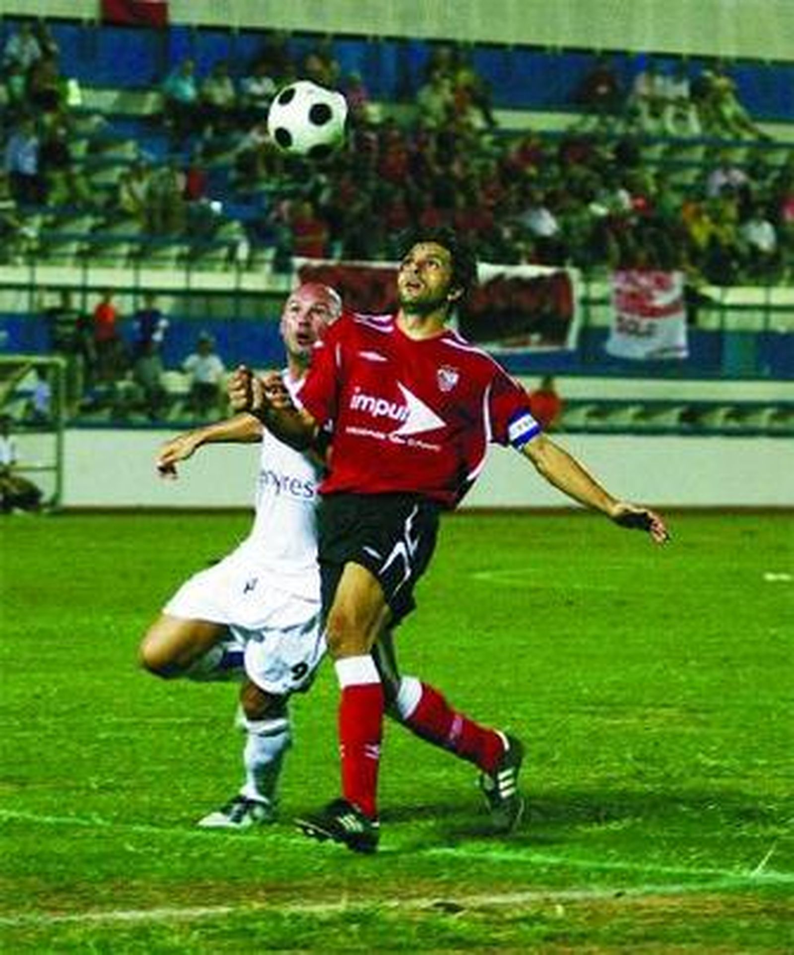Tommy Mooney (izquierda) lucha por el esférico.