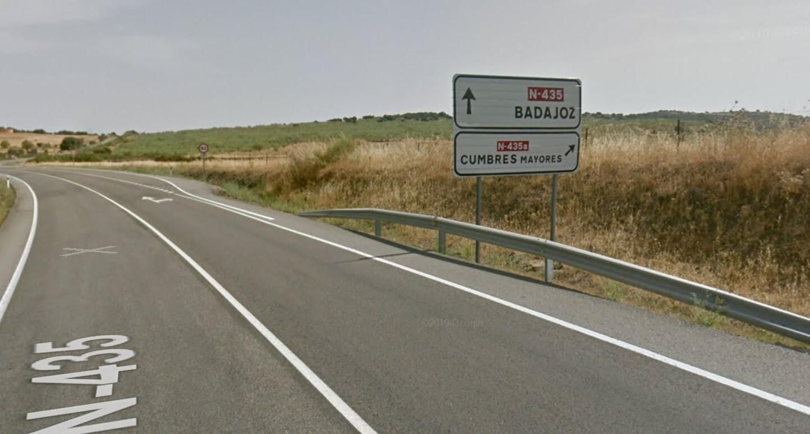 Fallece un motorista de 29 años tras caer por un desnivel en la N-435 en Cumbres Mayores.