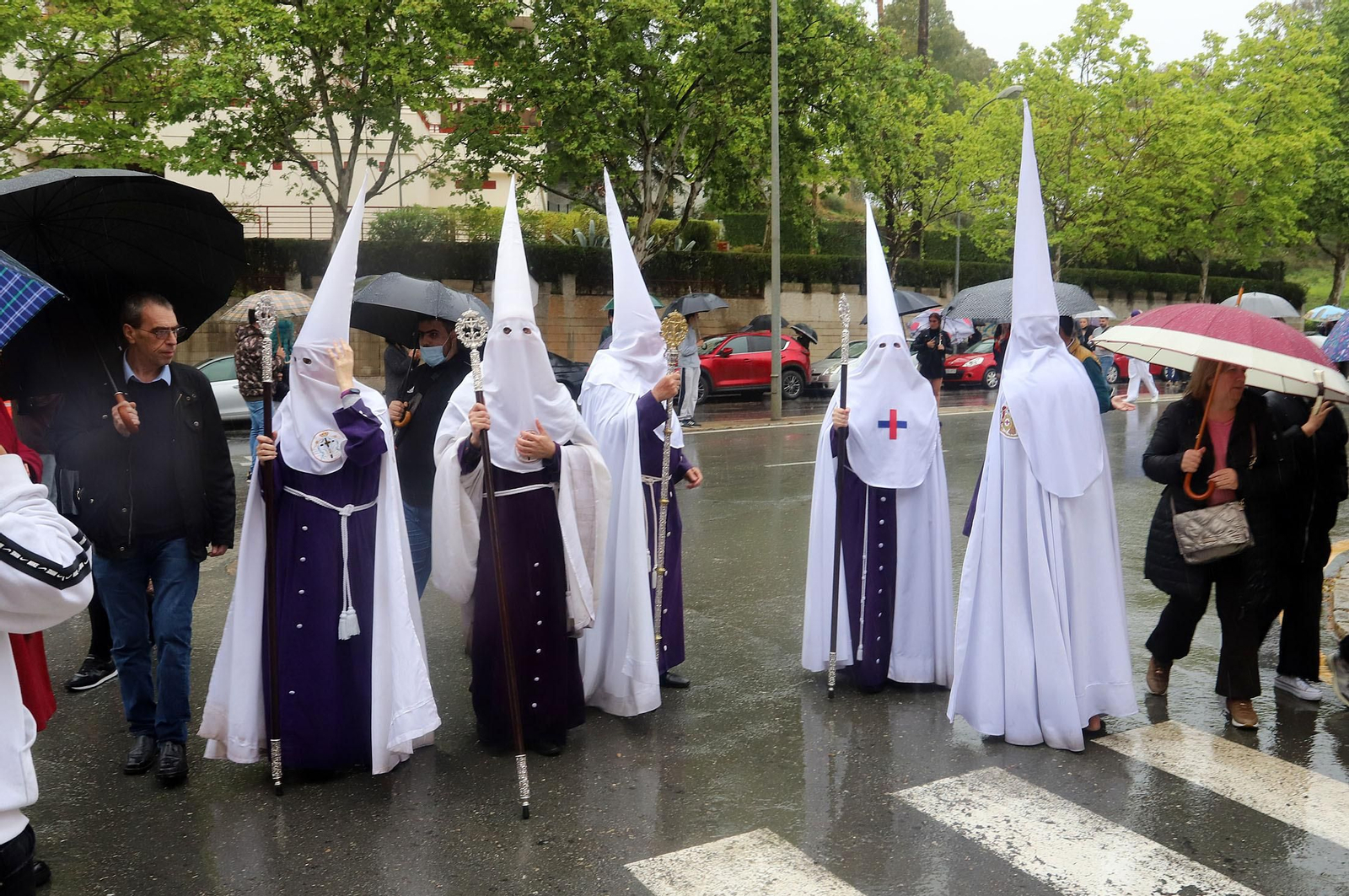 Imágenes de la procesión del Cautivo  bajo la lluvia en Huelva