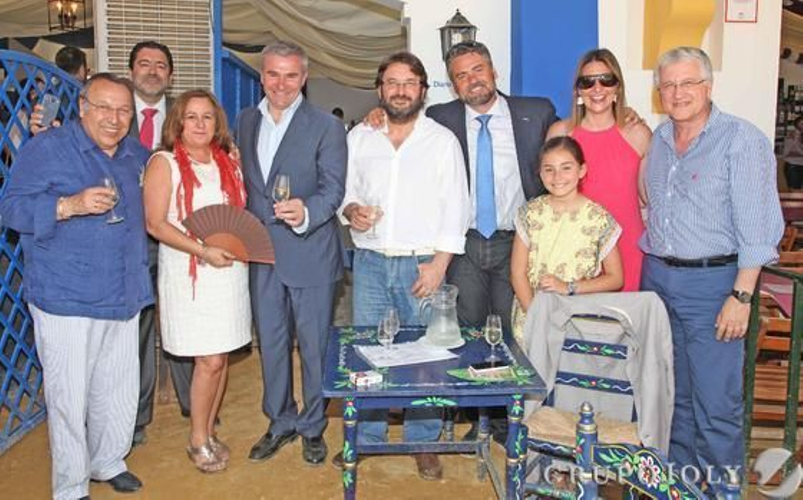 El músico Paco Cepero, Manuel González, de la oficina de comunicación de la Guardia Civil, Yolanda Palacios y Abril González, con responsables de Canal Sur: Inés Alba, Manolo Casal, Javier Benítez y Fernando García.  

Foto: Vanesa Lobo