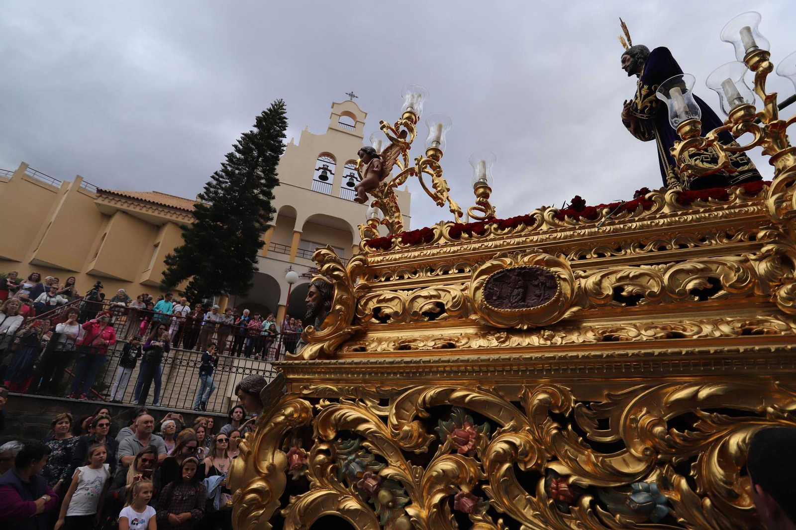 Imágenes del recorrido de la Hermandad del Cristo Cautivo de Huelva