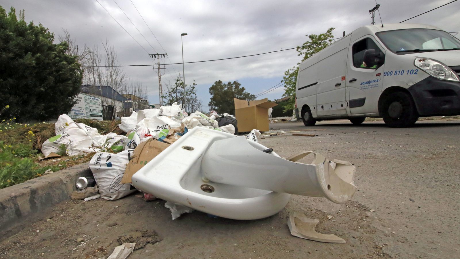 Un lavabo, tirado en la calle Sudáfrica.