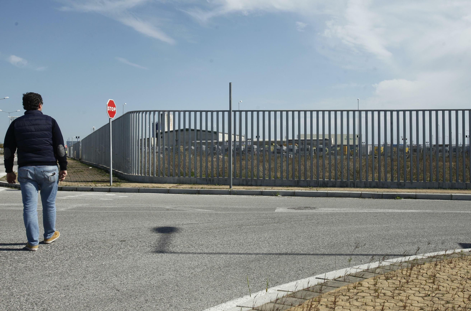 La parcela, muy cerca del Decathlon de la A-92 y de otras naves en las que ya opera Ambulancias Tenorio.