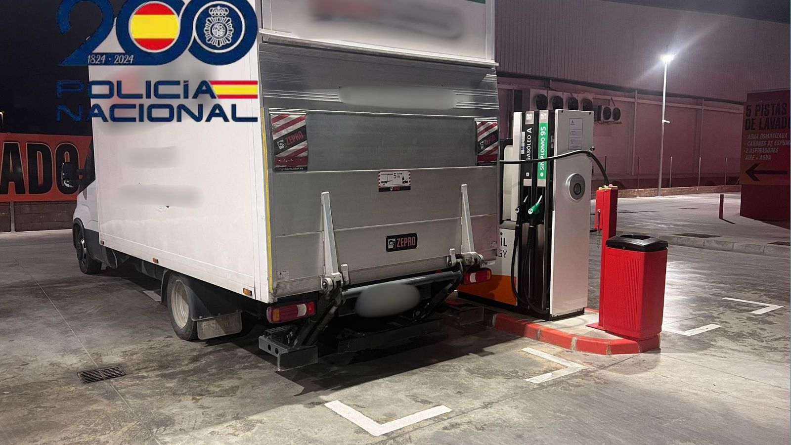 El camión, durante el suministro de gasolina para narcolanchas.