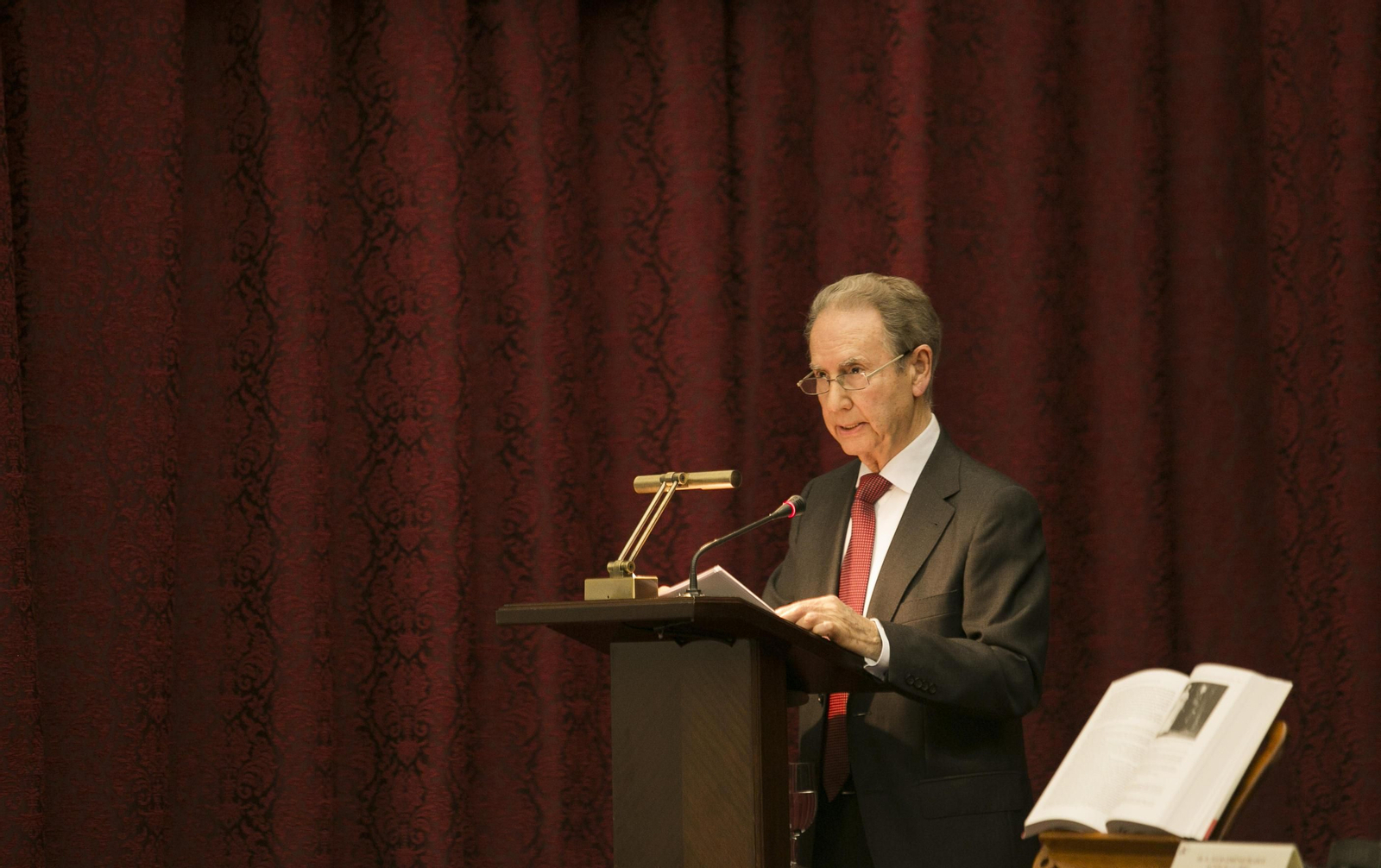 Julio Jiménez Blasco, biógrafo de Bueno Monreal, en la presentación de su obra.