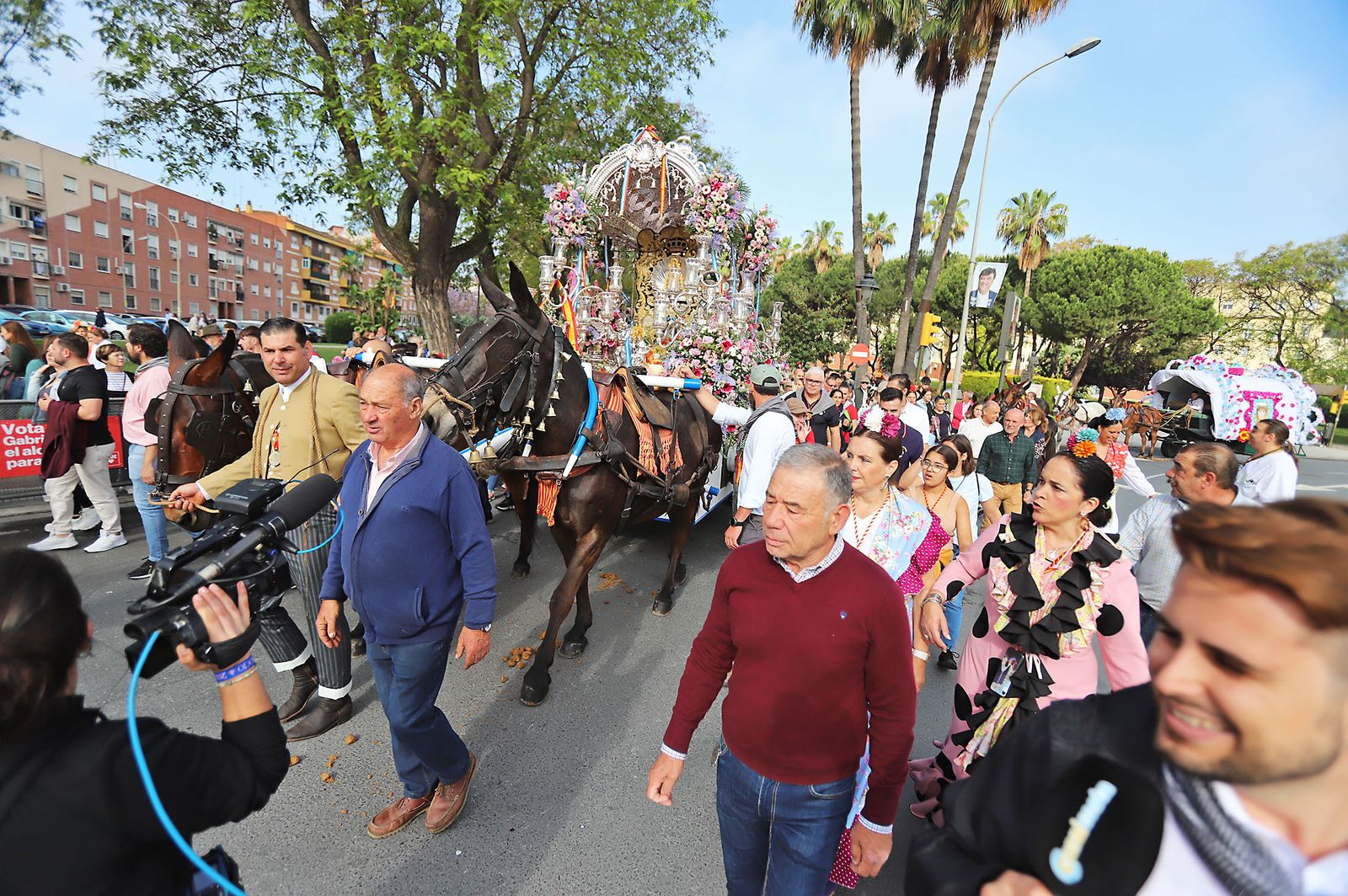 El Rocío 2023: Imágenes de la Hermandad de Emigrantes en su salida de Huelva