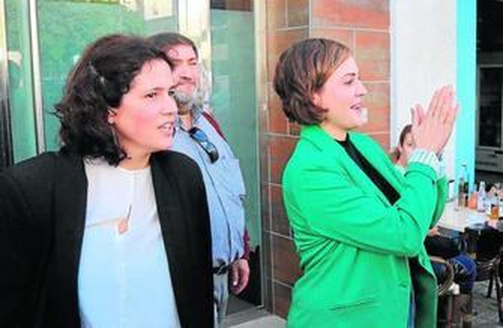 Ana Fernández de Cosa, a la derecha, el día en que no quiso retractarse ante un Juzgado de Primera Instancia.
