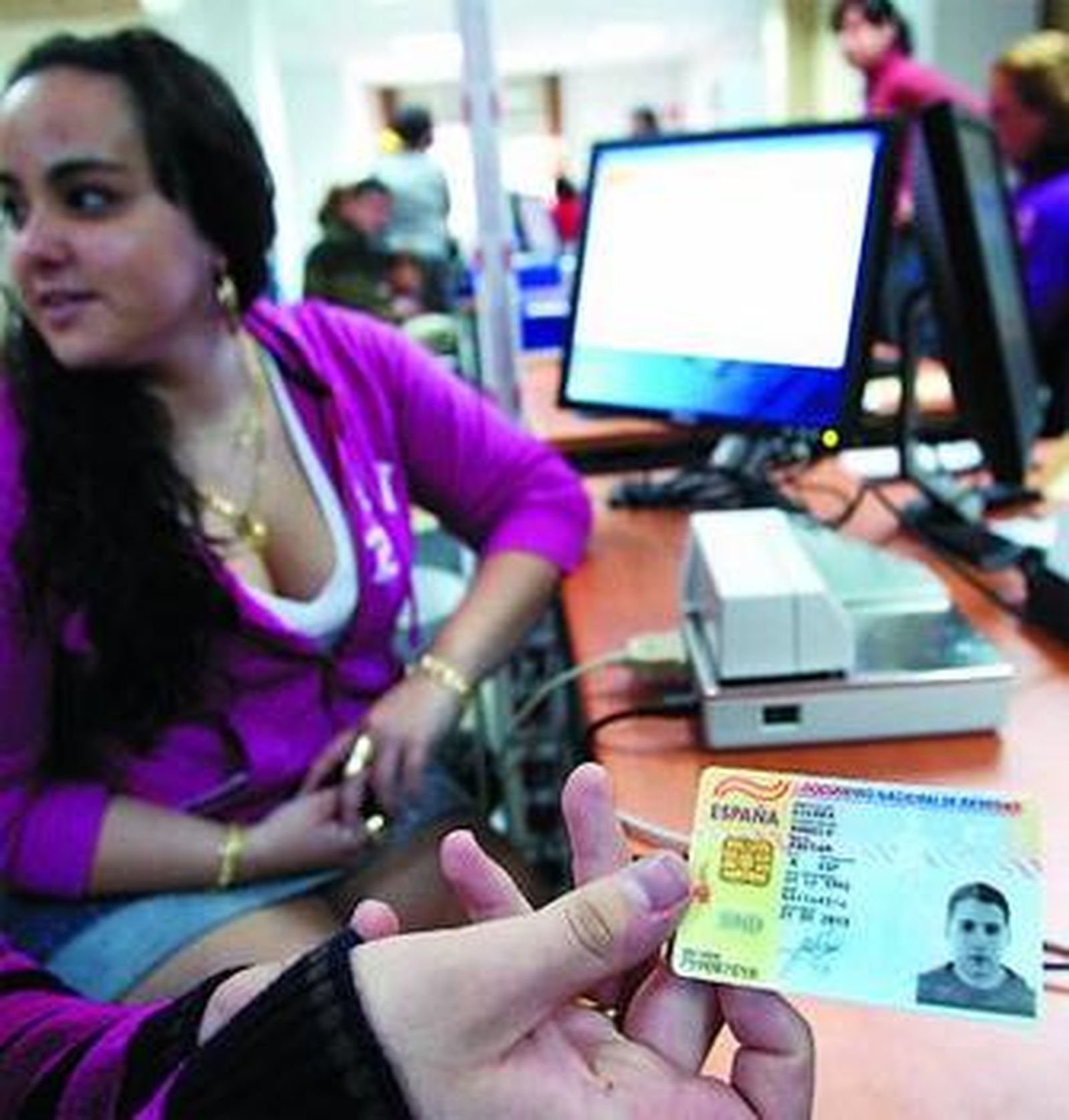 Uno de los usuarios enseña su nuevo DNI electrónico.