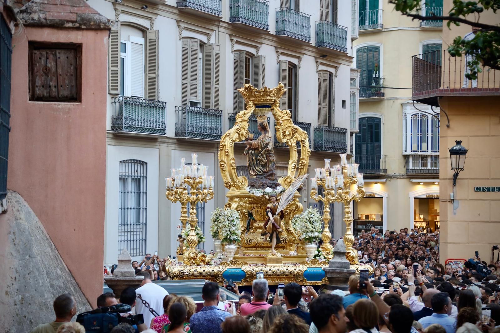 La procesión de la Virgen de la Victoria de Málaga, en imágenes