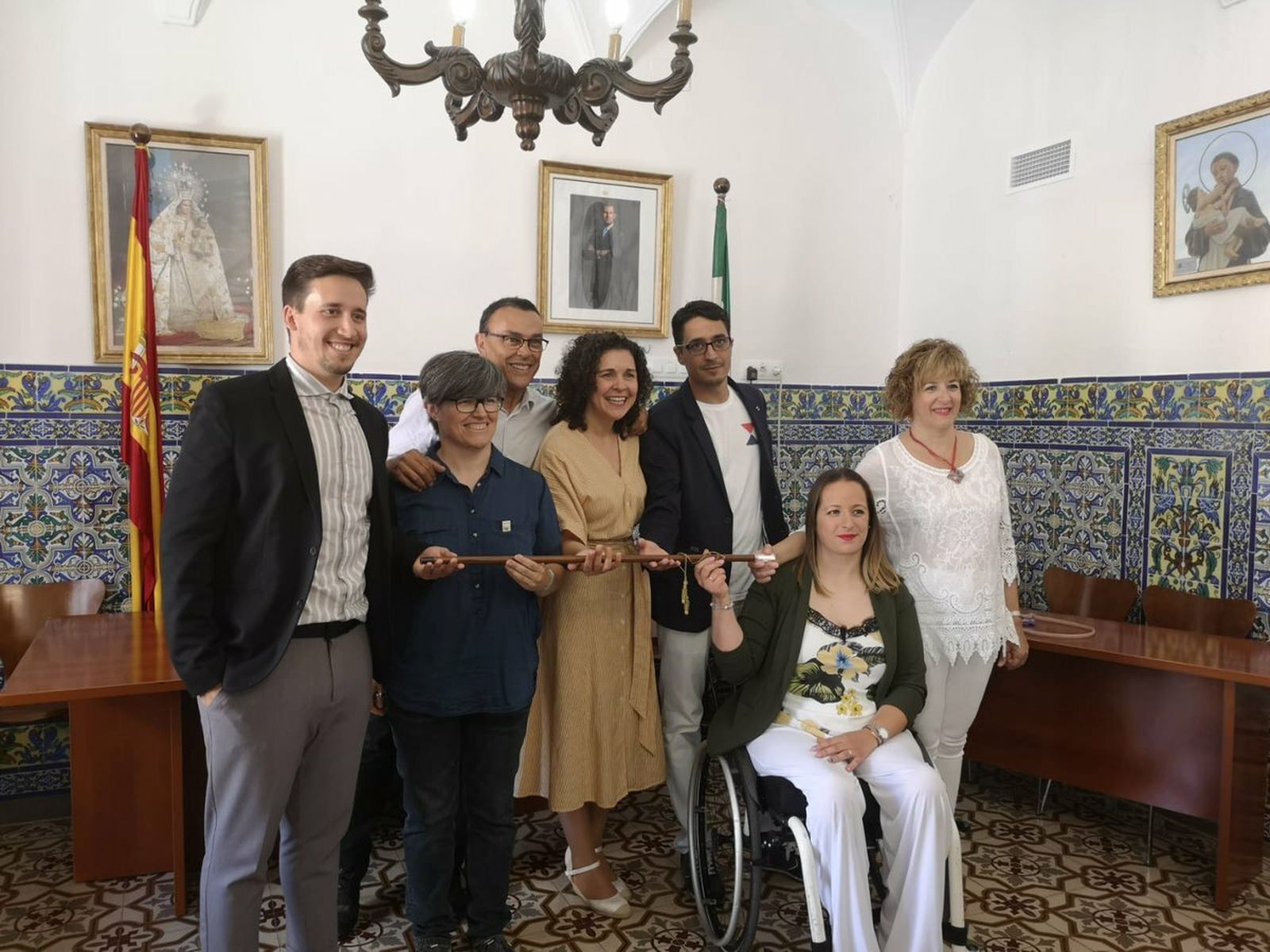 El presidente de la Diputación con los seis ediles que sostienen el equipo de Gobierno.