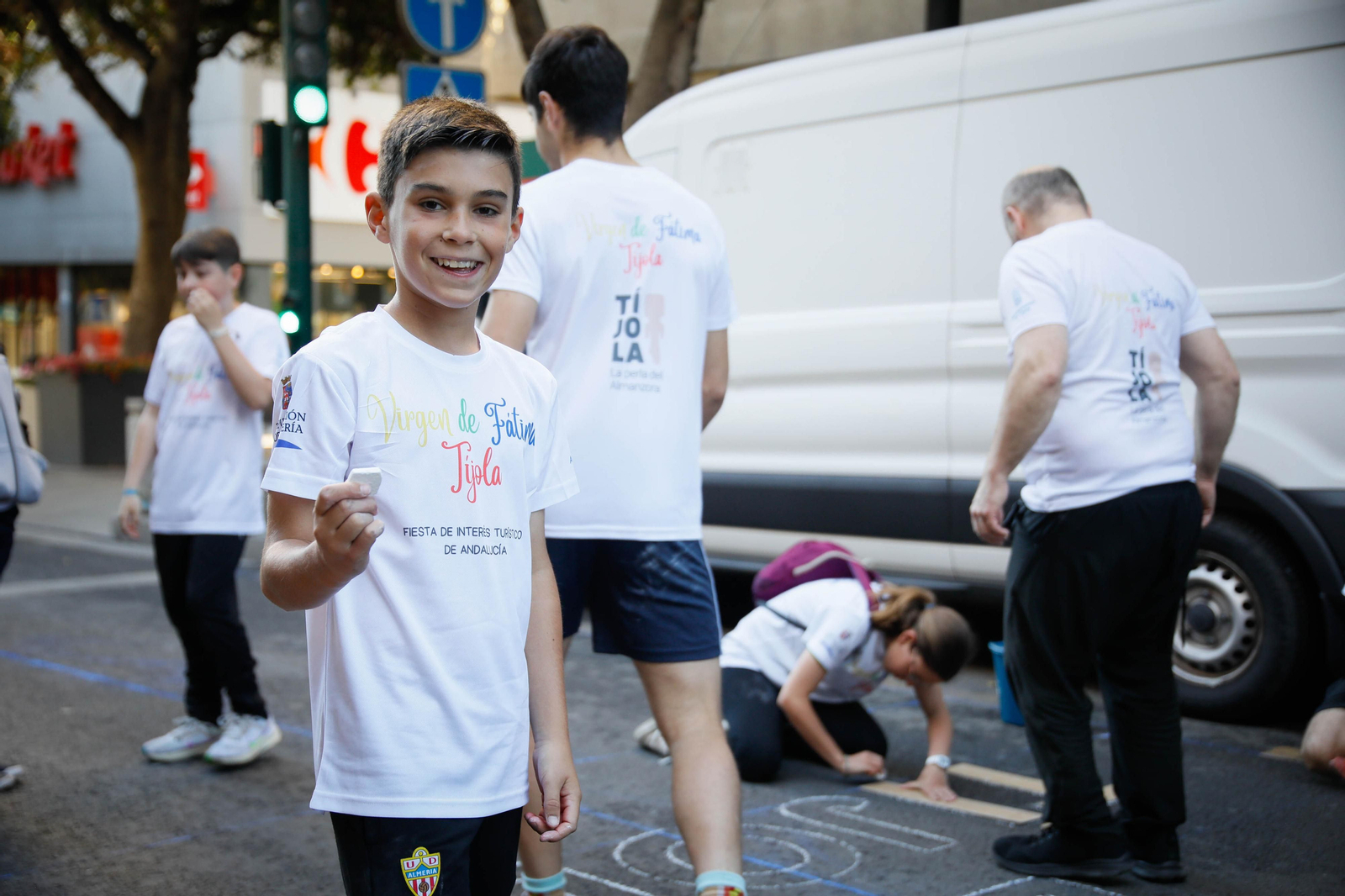 Así es la alfombra de serrín de 60 metros en el Paseo de Almería, en imágenes.