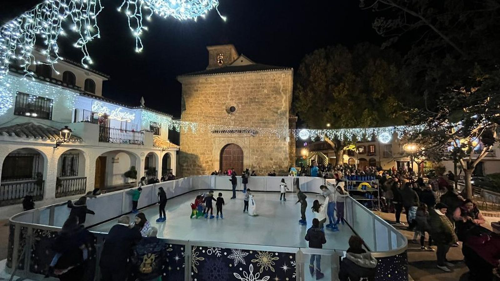La pista de patinaje de hielo que se colocó durante las épocas navideñas.