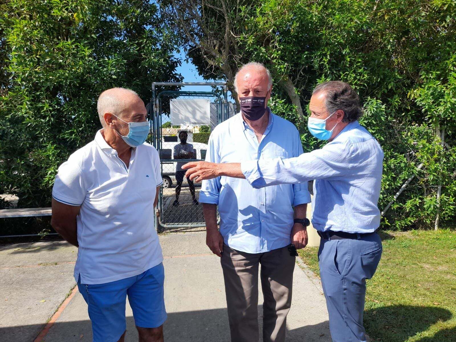 Un momento de la visita de Vicente del Bosque a los campos de fútbol del Novo junto al alcalde y al coordinador del campus.