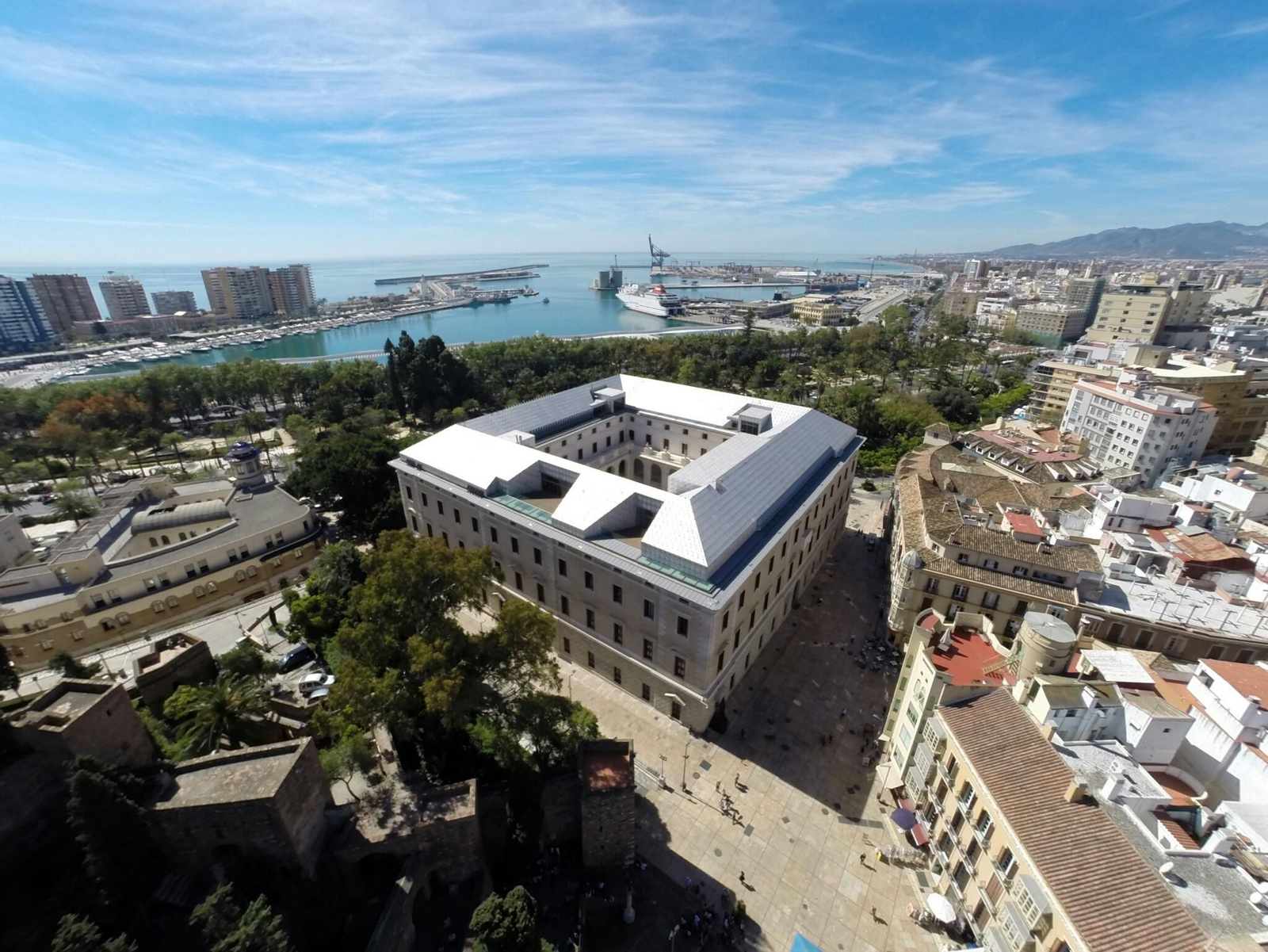 1. El Palacio de la Aduana, tras su restauración. 2. Visita con delegados de medios de comunicación, ayer. 3. 'Y tenía corazón', de Simonet. 4. Mosaico romano. 5. Sección de Bellas Artes. 6. El ministro Íñigo Méndez de Vigo y otras autoridades, el pasado verano. 7. La consejera Rosa Aguilar, ayer.