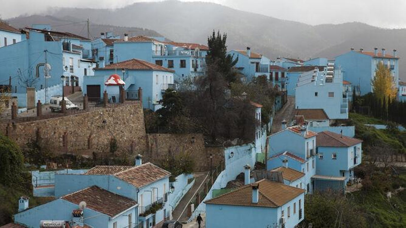 Una imagen del azulado pueblo malagueño de Júzcar Una imagen del azulado pueblo malagueño de Júzcar