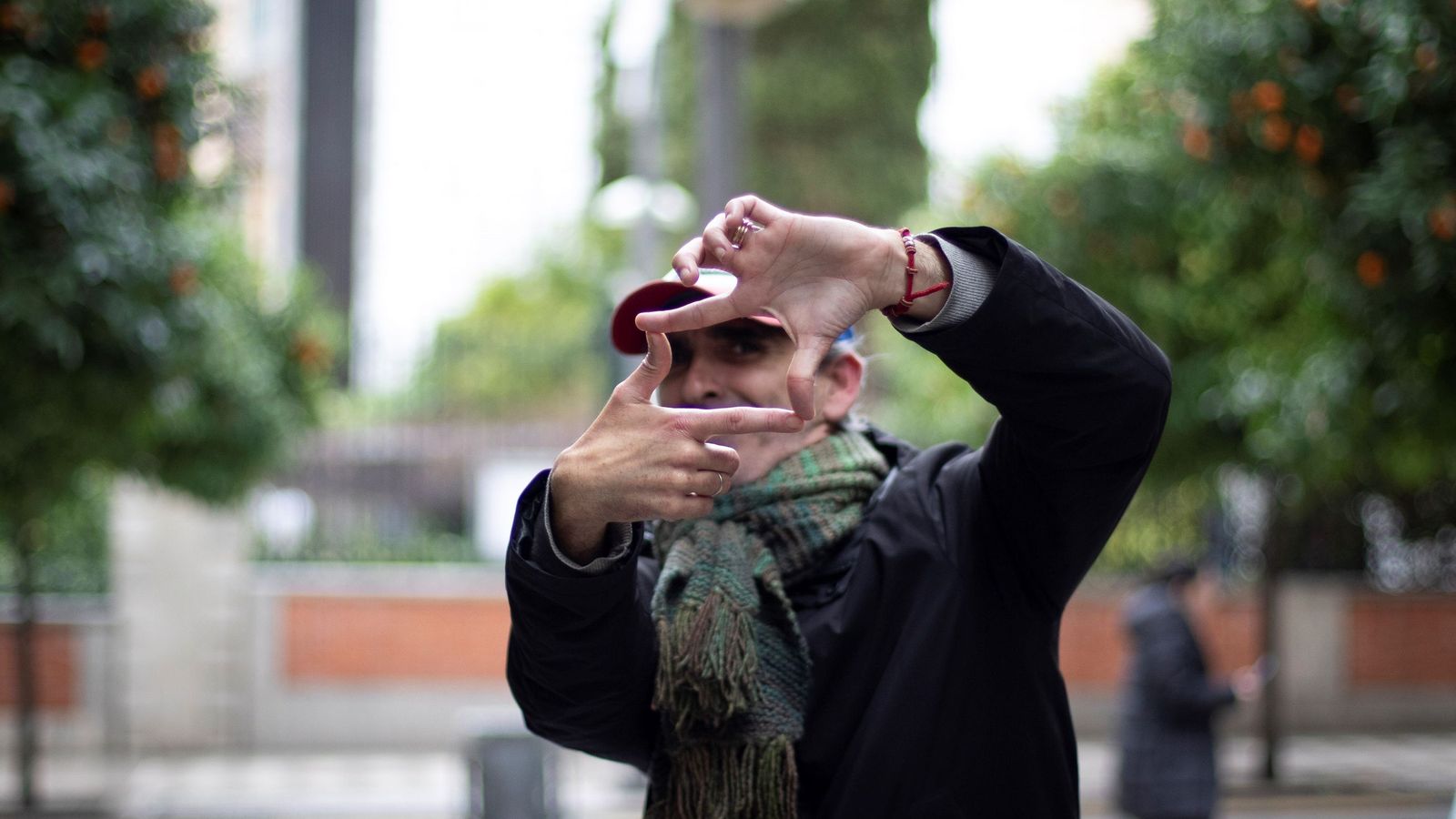 Óscar Berdullas posa ante la cámara tras la entrevista.