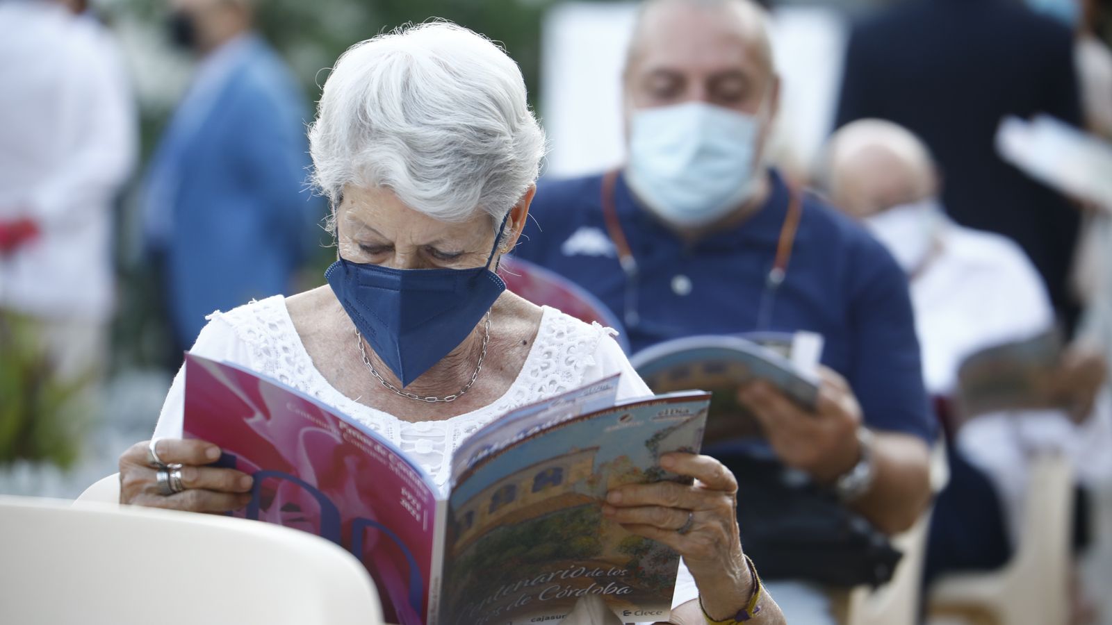Varias personas leen la nueva publicación sobre la Fiesta de los Patios de 'el Día'.
