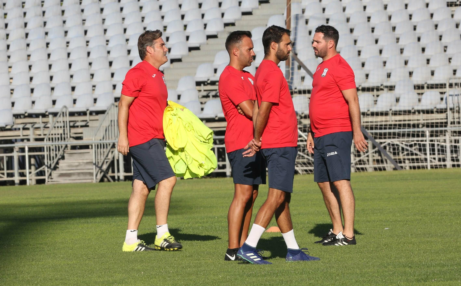 Juanjo Durán, junto a su equipo de colaboradores en el primer entrenamiento de la pretemporada.