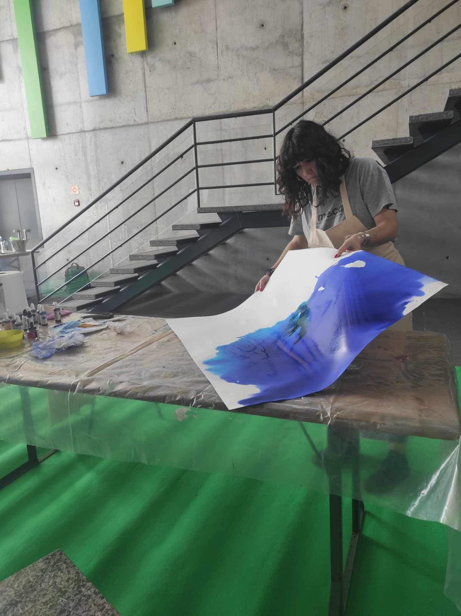 María Dolores Gallego junto a su obras. María Dolores Gallego junto a su obras.