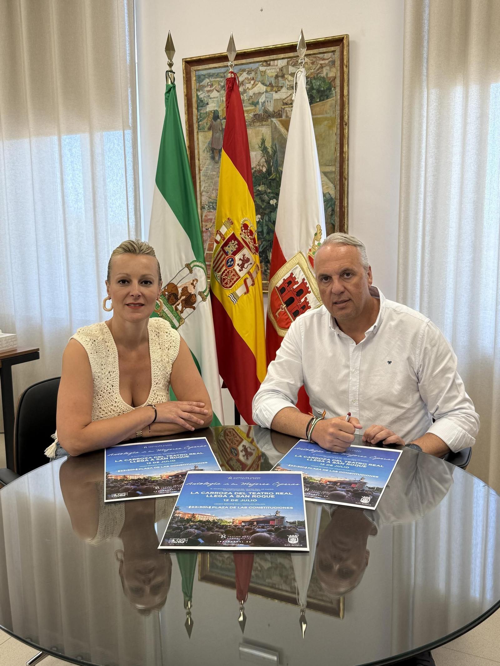 Ana Ruiz y Juan Carlos Ruiz Boix con los carteles de la Carroza del Teatro Real.