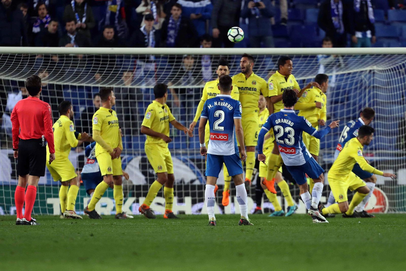 Granero acaba de ejecutar la falta directa del empate final.