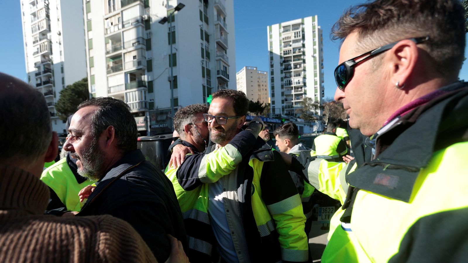 Más de un centenar de trabajadores de la factoría acerera se concentran a las puertas de la Comandancia este sábado.