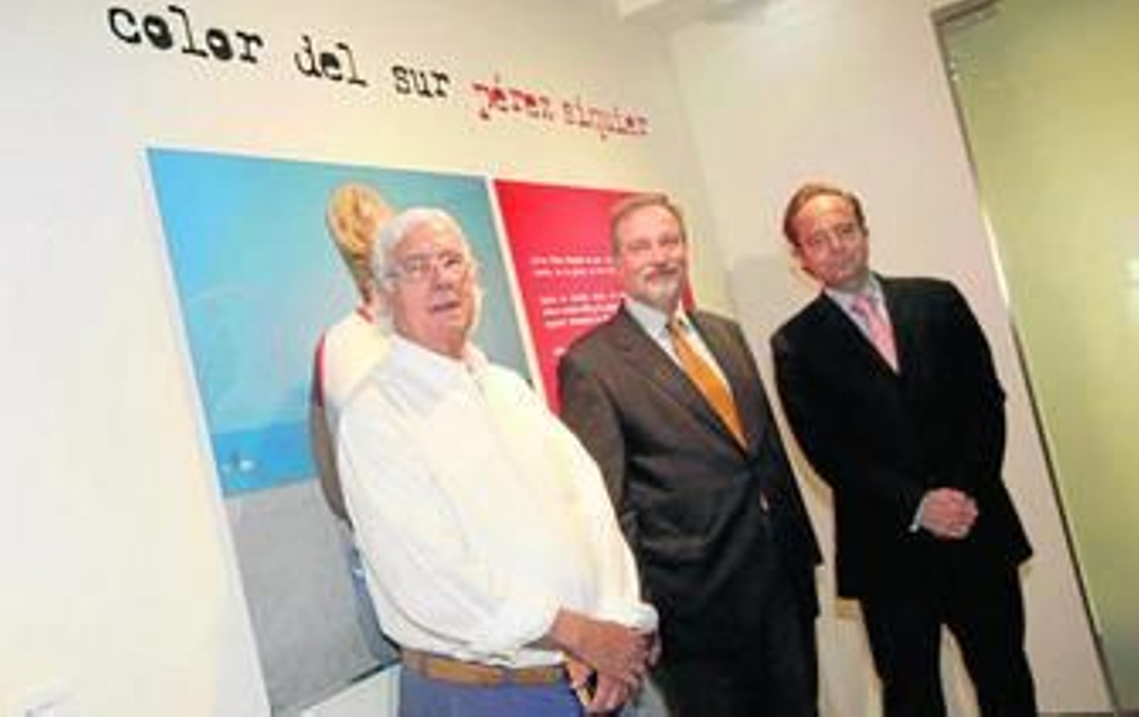 Felipe Faraguna, director de la Fundación Unicaja (en el centro), con Francisco Moreno, director Territorial de Unicaja  y el fotógrafo Pérez Siquier.