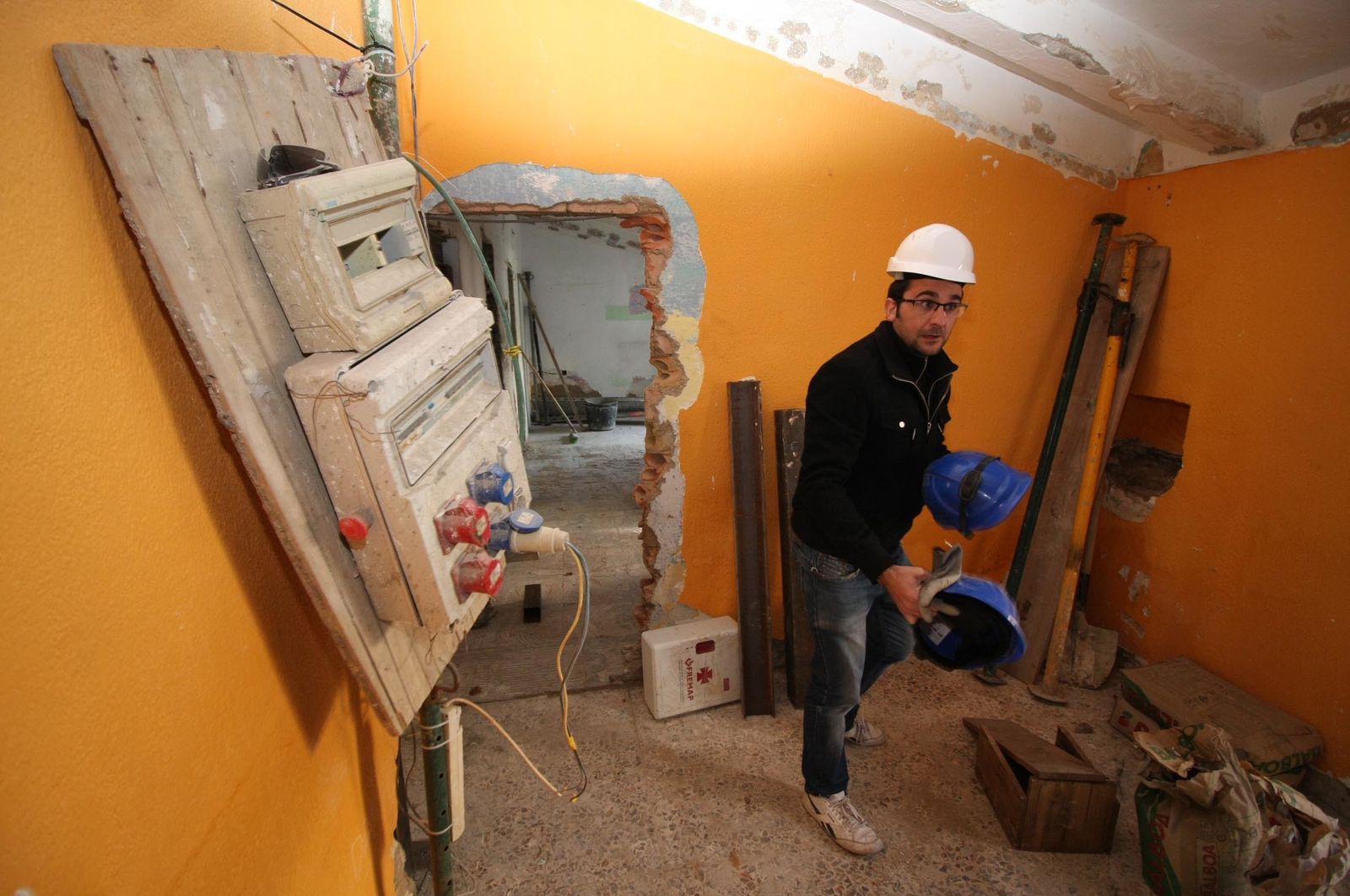 La visita del alcalde a las obras de rehabilitación de las viviendas de Pérez Cubillas, en imágenes