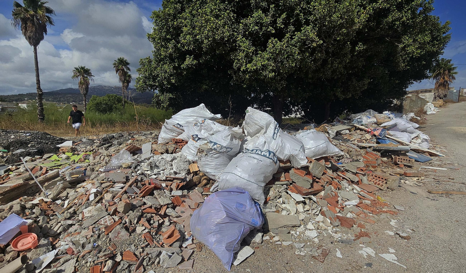 Las escombreras ilegales de Algeciras, en imágenes