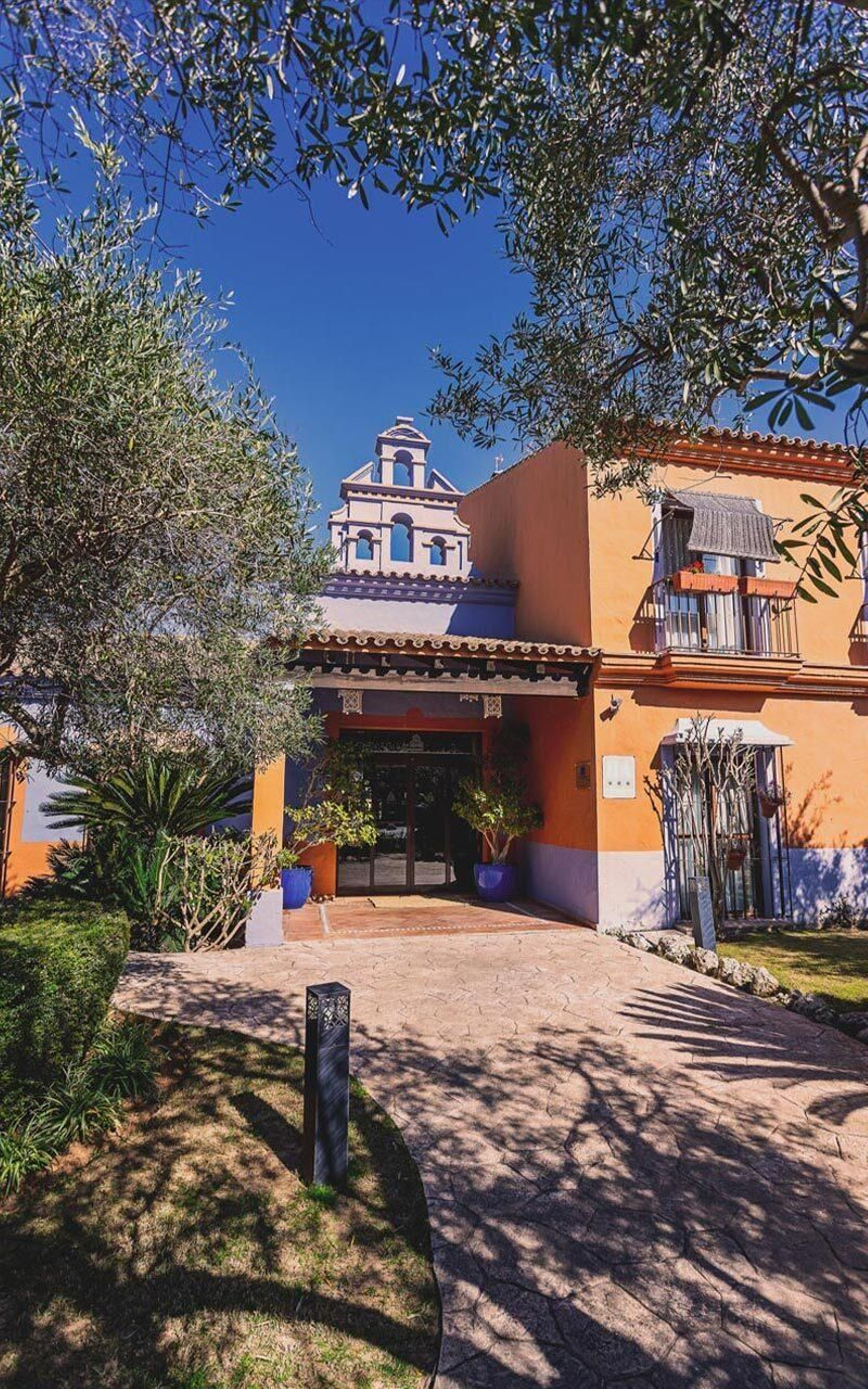 Entrada al Aparthotel La Espadaña, Rota.