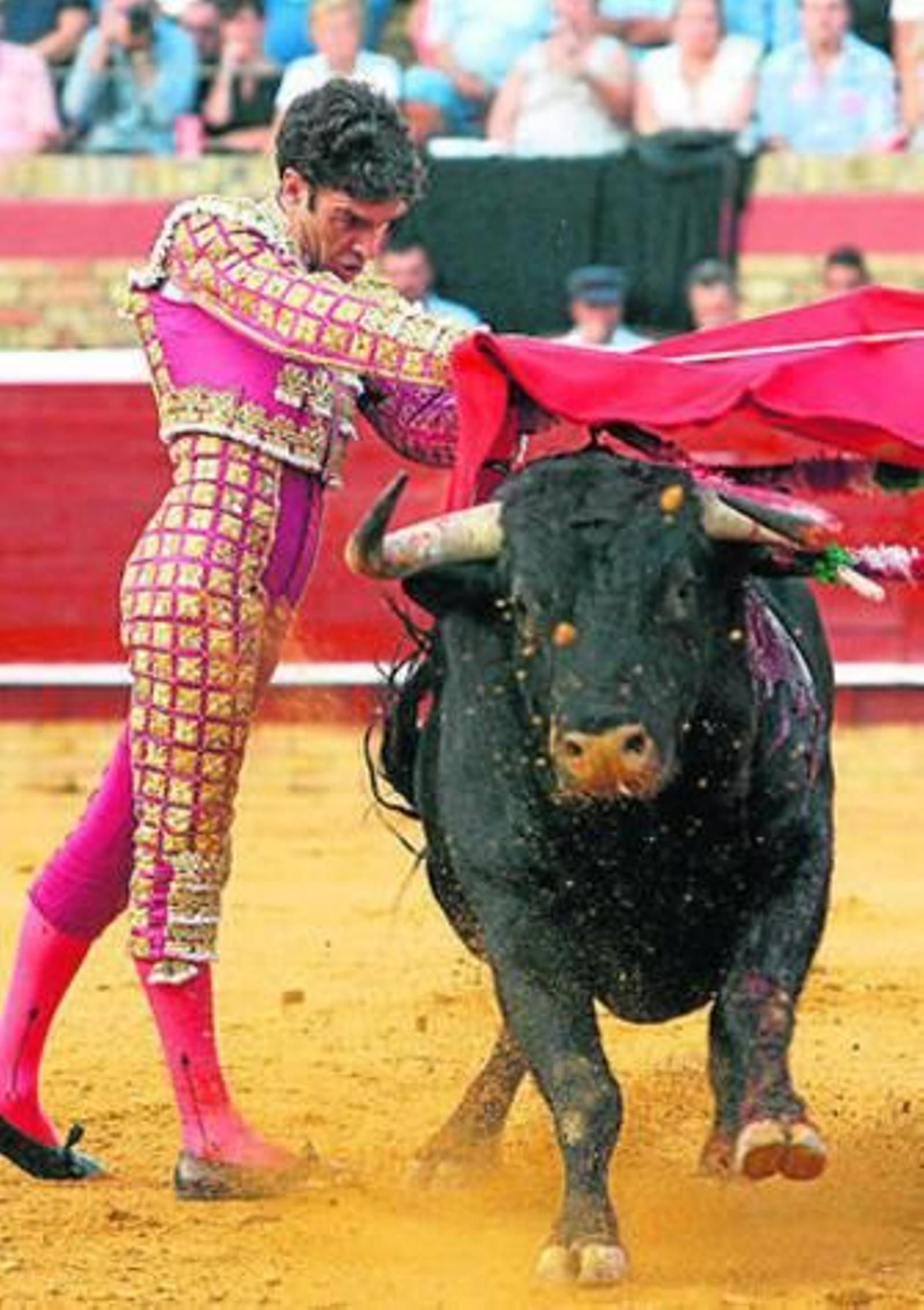 José Tomás en un pase por alto al comienzo de su faena al primero.