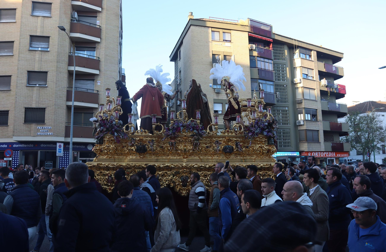 La salida de la hermandad de San Pablo desde el Santuario de los Gitanos