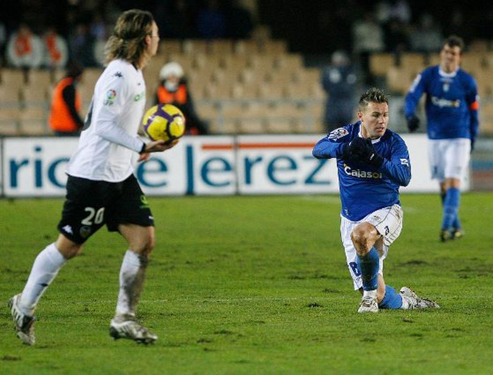 El delantero sevillano Antoñito comentaba tras el partido que “el partido ha estado muy igualado hasta que ellos han hecho el tercer gol.

Foto: Pascual