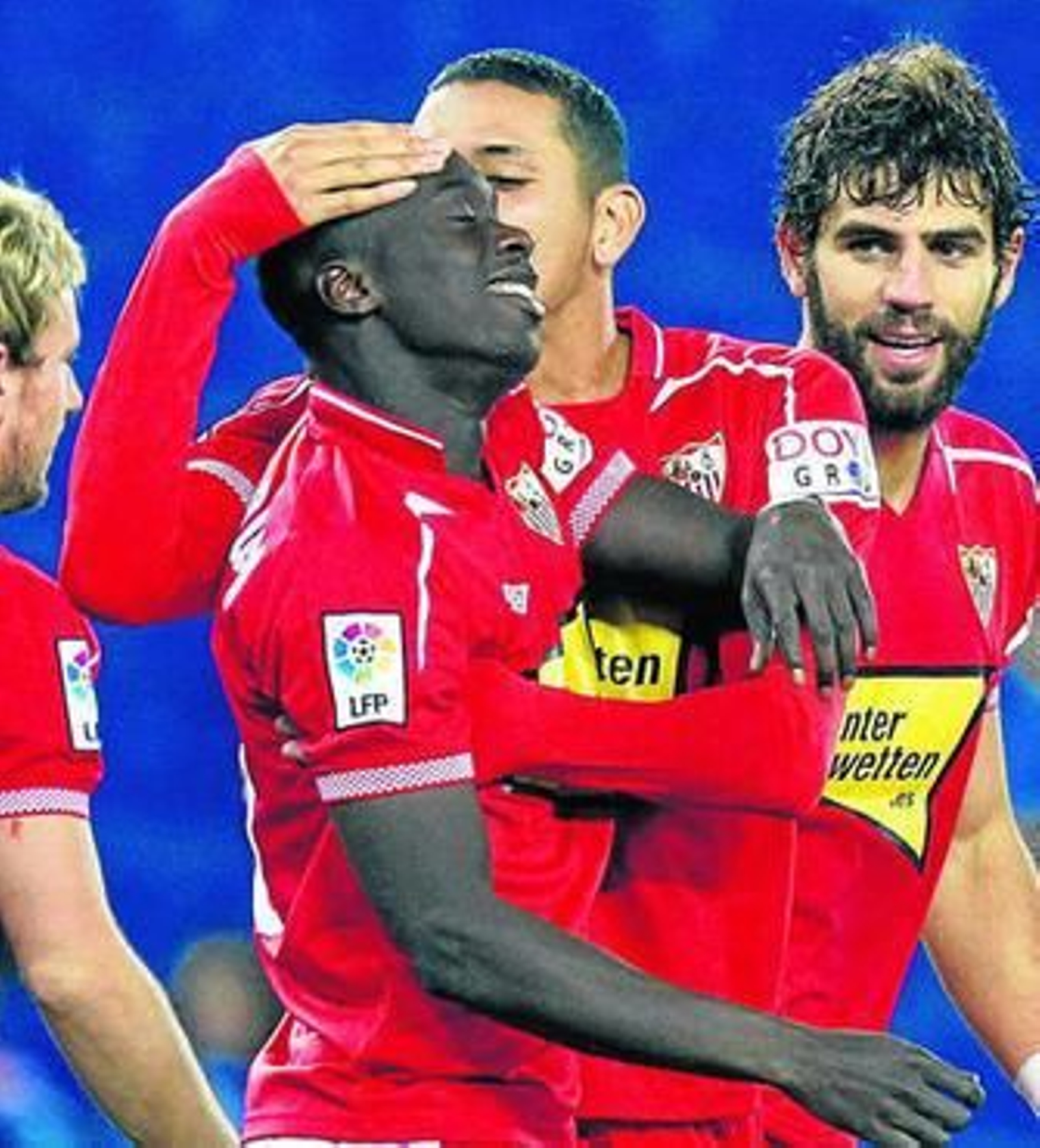 Maduro besa cariñosamente a Babá ante Rakitic y Fazio tras el gol del senegalés al Espanyol.