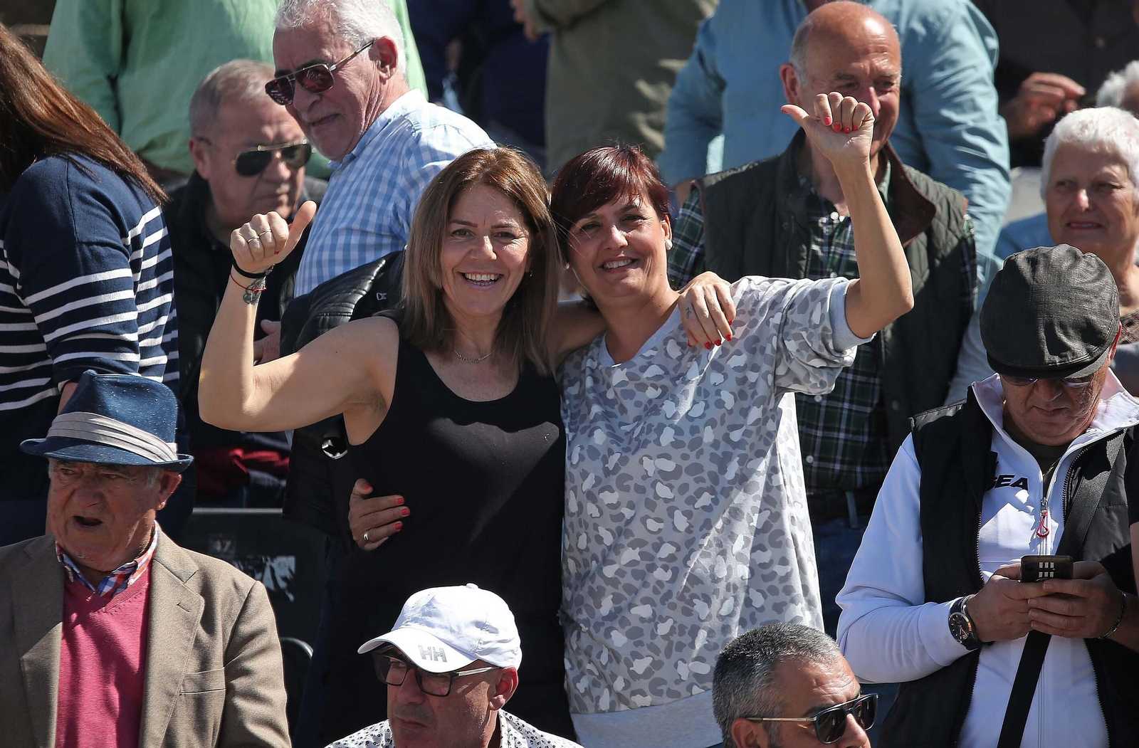 Fotos de la afición durante el Balona - Badajoz en el estadio municipal de La Línea
