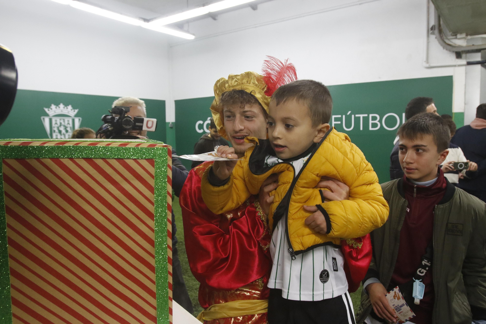Los Reyes Magos en El Arcángel con la afición del Córdoba CF, en imágenes