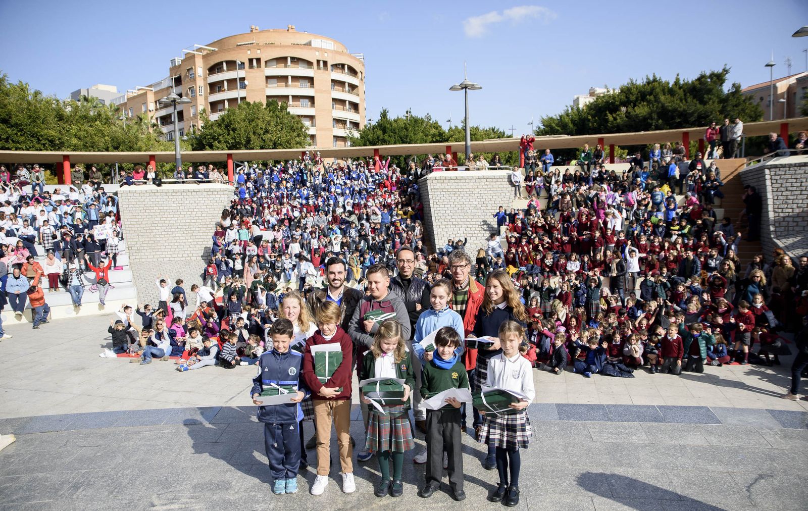 Cerca de un millar de niños se congregaron ayer en el Anfiteatro de la Rambla.